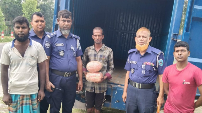 কাউনিয়ায় ৩কেজি গাঁজাসহ এক মাদক ব্যবসায়ী গ্রেফতার...