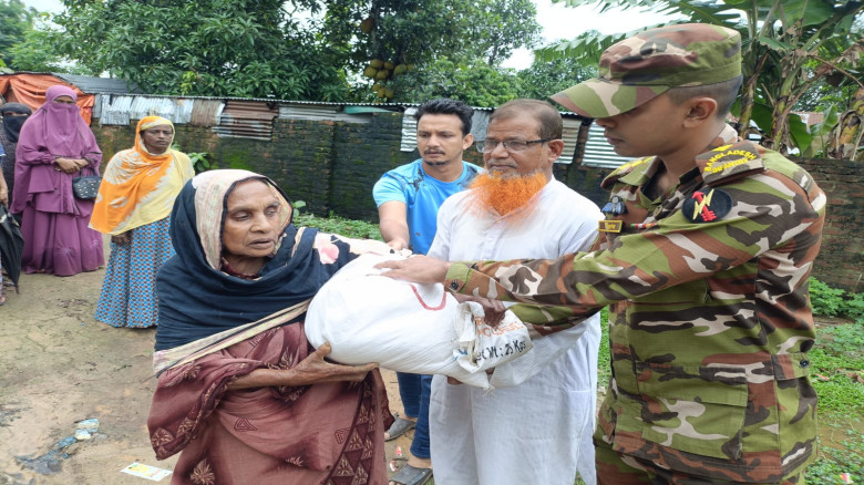 পানছড়িতে পবিত্র ঈদ-উল-আযহা উপলক্ষ্যে সেনাবাহিনীর ঈদ উপহার বিতরণ