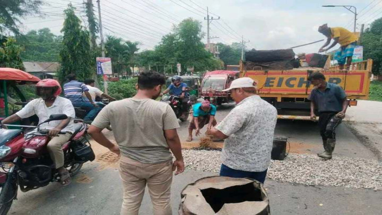 টাঙ্গাইল পলিটেকনিক ইনস্টিটিউটের সামনে রাস্তায় নতুন...