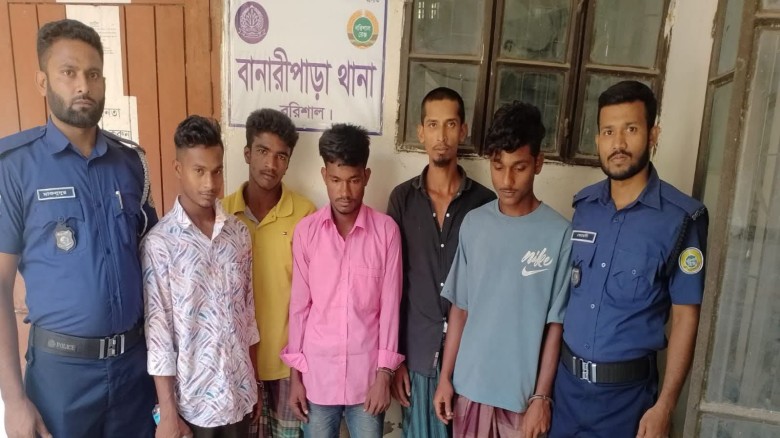 বানারীপাড়ার বিশারকান্দিতে গাঁজা সেবনকালে