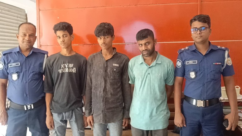 নেছারাবাদে পুলিশের অভিযানে তিন মাদক কারবারি গ্রেফতার, উদ্ধার ২০ পিস ইয়াবা