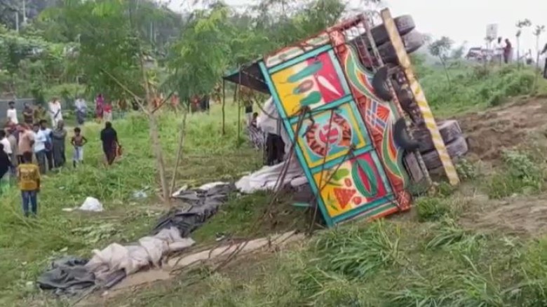 ঢাকা-টাঙ্গাইল মহাসড়কে ট্রাক উল্টে নিহত ১