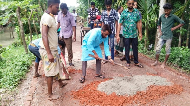 ঝালকাঠিতে বেহাল সড়ক সংস্কারে এগিয়ে এলেন 