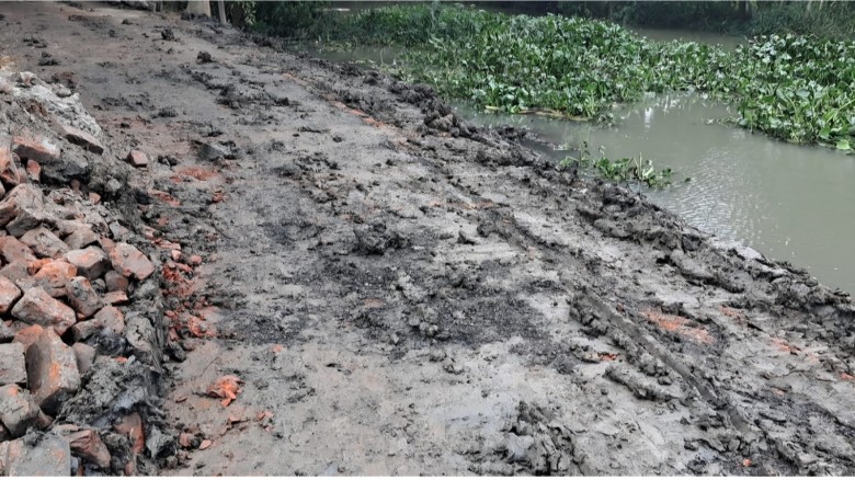উজিরপুরে উদ্বোধনের দুই মাসেই বেহাল ৭৫ লাখের সড়ক: উঠছে পিচ-পাথর, তৈরি হচ্ছে গর্ত
